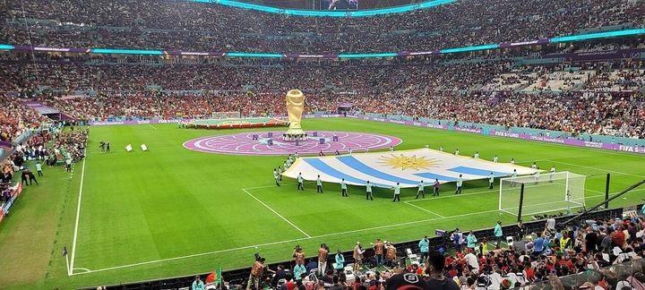 鲁尼怒批世界杯决赛中场秀：简直是垃圾，FIFA却说是“开创性奇观”｜纬来体育官网（封面配图）